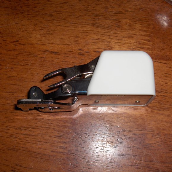 Side Cutter 2 Zig Zag Sewing Machine Attachment. Model R-CT 10 - Picture 7 of 9